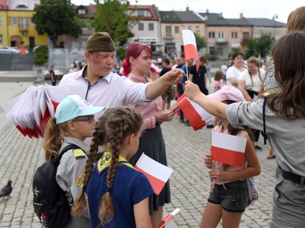 Żywym znakiem Polski Walczącej na ostrowieckim Rynku uczciliśmy 77  rocznicę wybuchu Powstania Warszawskiego