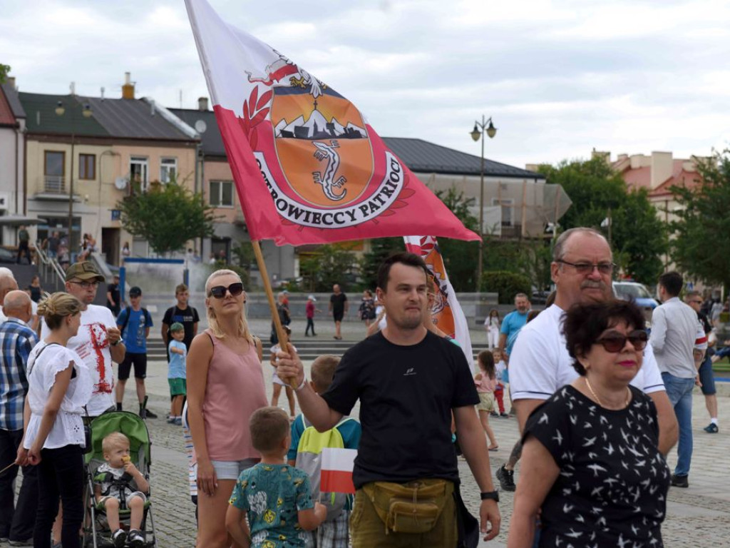 Żywym znakiem Polski Walczącej na ostrowieckim Rynku uczciliśmy 77  rocznicę wybuchu Powstania Warszawskiego