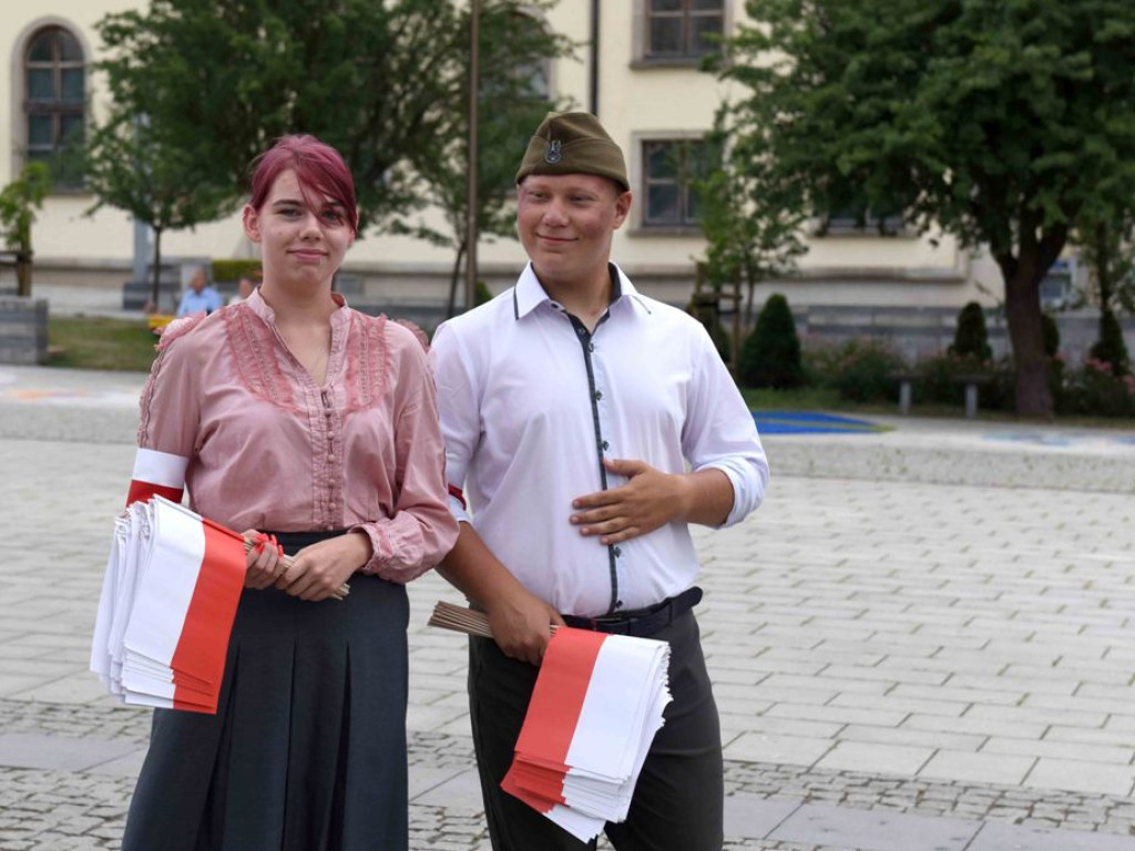 Żywym znakiem Polski Walczącej na ostrowieckim Rynku uczciliśmy 77  rocznicę wybuchu Powstania Warszawskiego
