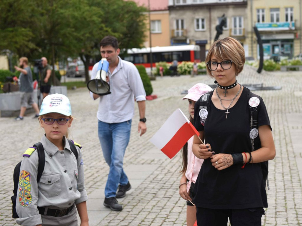 Żywym znakiem Polski Walczącej na ostrowieckim Rynku uczciliśmy 77  rocznicę wybuchu Powstania Warszawskiego