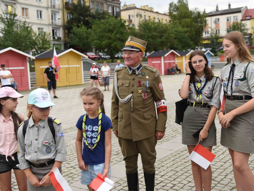 Żywym znakiem Polski Walczącej na ostrowieckim Rynku uczciliśmy 77  rocznicę wybuchu Powstania Warszawskiego
