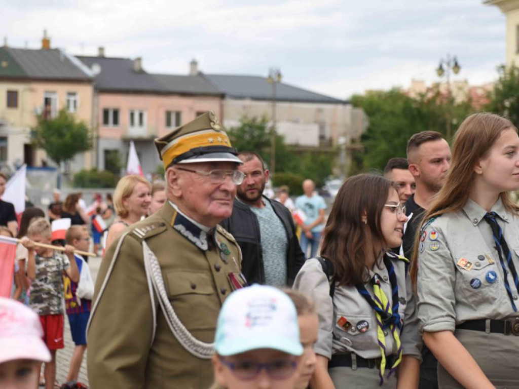 Żywym znakiem Polski Walczącej na ostrowieckim Rynku uczciliśmy 77  rocznicę wybuchu Powstania Warszawskiego