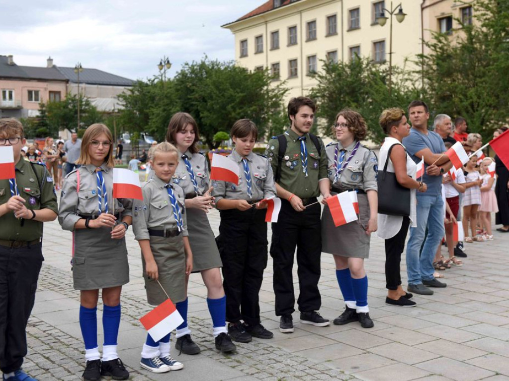 Żywym znakiem Polski Walczącej na ostrowieckim Rynku uczciliśmy 77  rocznicę wybuchu Powstania Warszawskiego