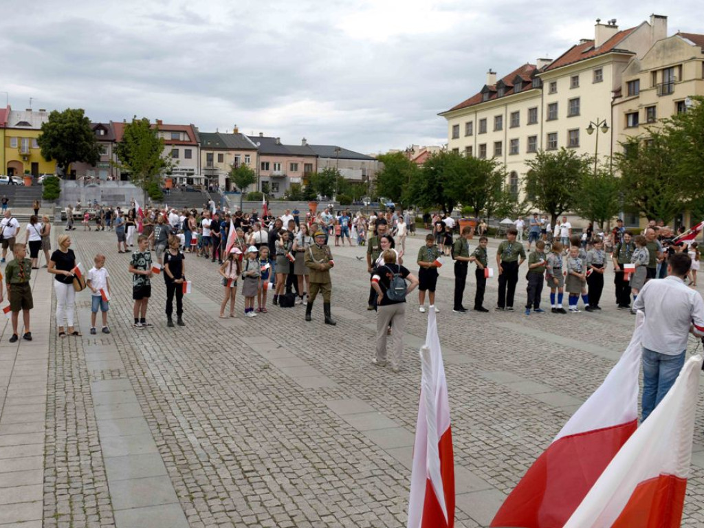 Żywym znakiem Polski Walczącej na ostrowieckim Rynku uczciliśmy 77  rocznicę wybuchu Powstania Warszawskiego