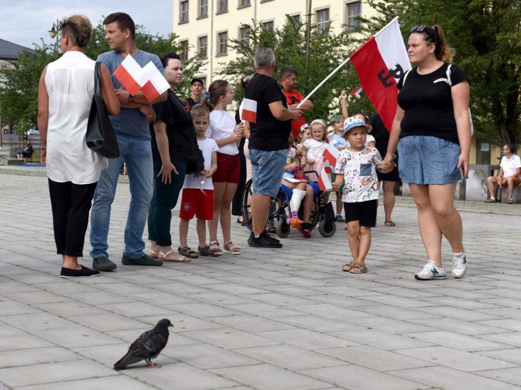Żywym znakiem Polski Walczącej na ostrowieckim Rynku uczciliśmy 77  rocznicę wybuchu Powstania Warszawskiego