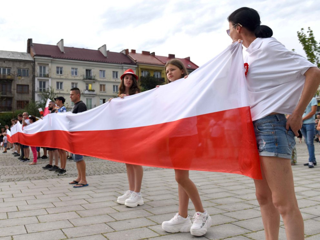 Żywym znakiem Polski Walczącej na ostrowieckim Rynku uczciliśmy 77  rocznicę wybuchu Powstania Warszawskiego