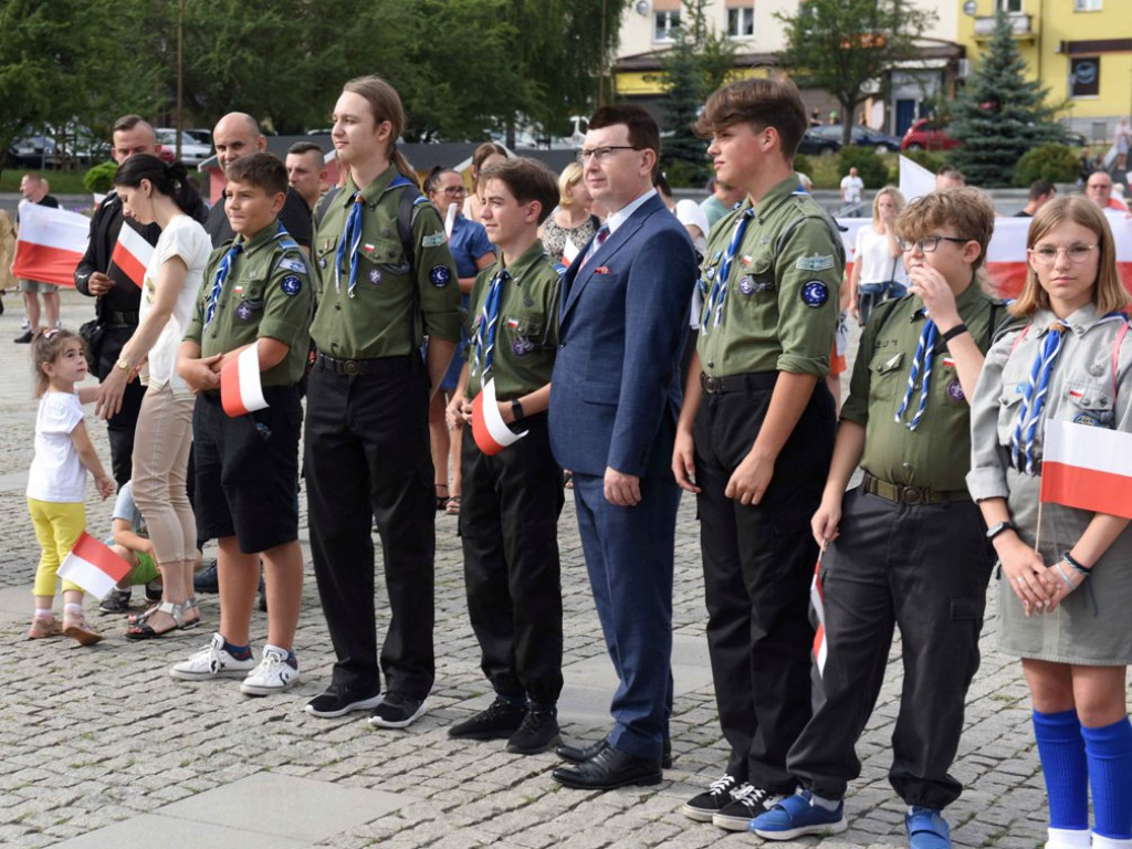 Żywym znakiem Polski Walczącej na ostrowieckim Rynku uczciliśmy 77  rocznicę wybuchu Powstania Warszawskiego