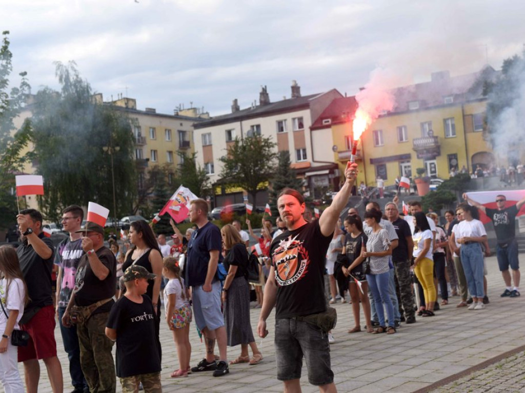 Żywym znakiem Polski Walczącej na ostrowieckim Rynku uczciliśmy 77  rocznicę wybuchu Powstania Warszawskiego