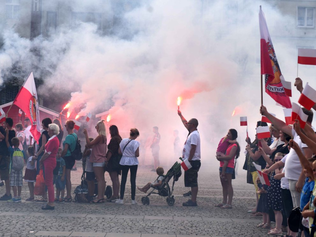 Żywym znakiem Polski Walczącej na ostrowieckim Rynku uczciliśmy 77  rocznicę wybuchu Powstania Warszawskiego