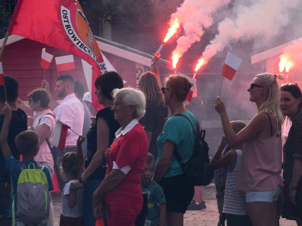 Żywym znakiem Polski Walczącej na ostrowieckim Rynku uczciliśmy 77  rocznicę wybuchu Powstania Warszawskiego