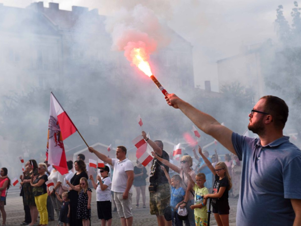 Żywym znakiem Polski Walczącej na ostrowieckim Rynku uczciliśmy 77  rocznicę wybuchu Powstania Warszawskiego