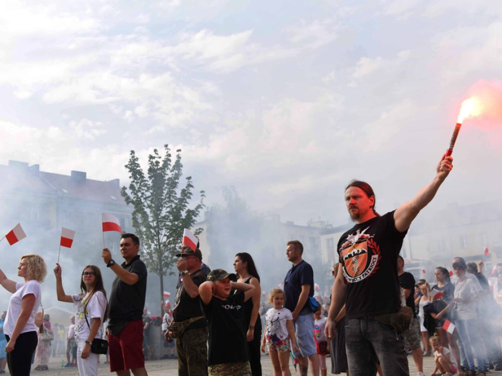 Żywym znakiem Polski Walczącej na ostrowieckim Rynku uczciliśmy 77  rocznicę wybuchu Powstania Warszawskiego