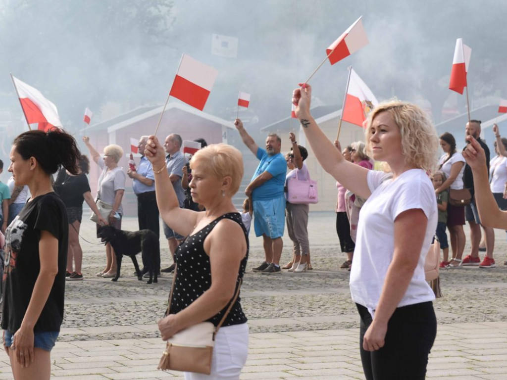 Żywym znakiem Polski Walczącej na ostrowieckim Rynku uczciliśmy 77  rocznicę wybuchu Powstania Warszawskiego