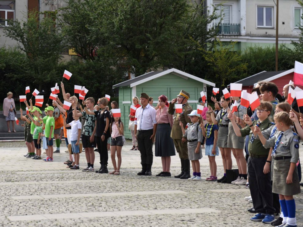 Żywym znakiem Polski Walczącej na ostrowieckim Rynku uczciliśmy 77  rocznicę wybuchu Powstania Warszawskiego