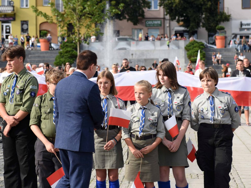 Żywym znakiem Polski Walczącej na ostrowieckim Rynku uczciliśmy 77  rocznicę wybuchu Powstania Warszawskiego