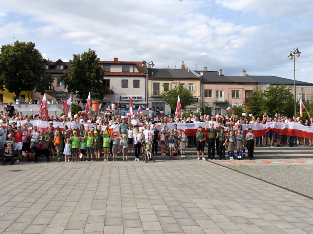 Żywym znakiem Polski Walczącej na ostrowieckim Rynku uczciliśmy 77  rocznicę wybuchu Powstania Warszawskiego