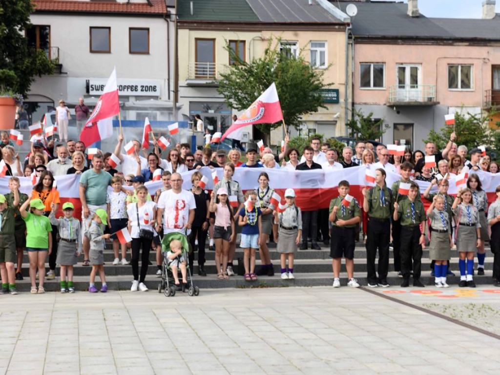 Żywym znakiem Polski Walczącej na ostrowieckim Rynku uczciliśmy 77  rocznicę wybuchu Powstania Warszawskiego