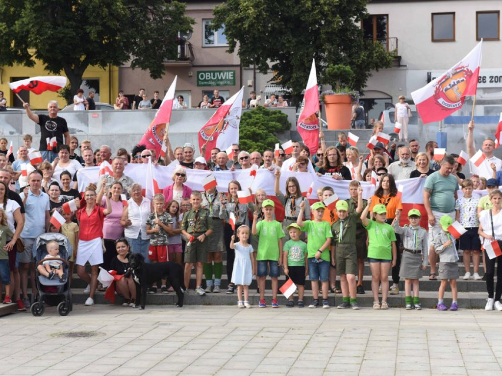 Żywym znakiem Polski Walczącej na ostrowieckim Rynku uczciliśmy 77  rocznicę wybuchu Powstania Warszawskiego