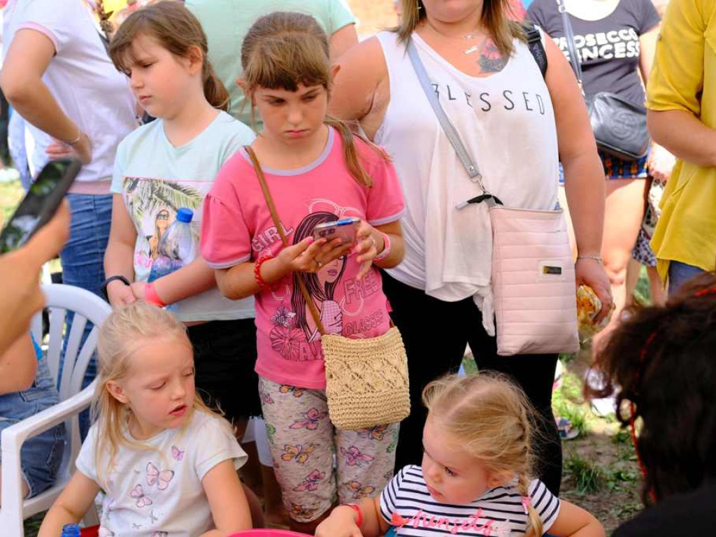 Happy Bus na dziedzińcu Ostrowieckiego Browaru Kultury