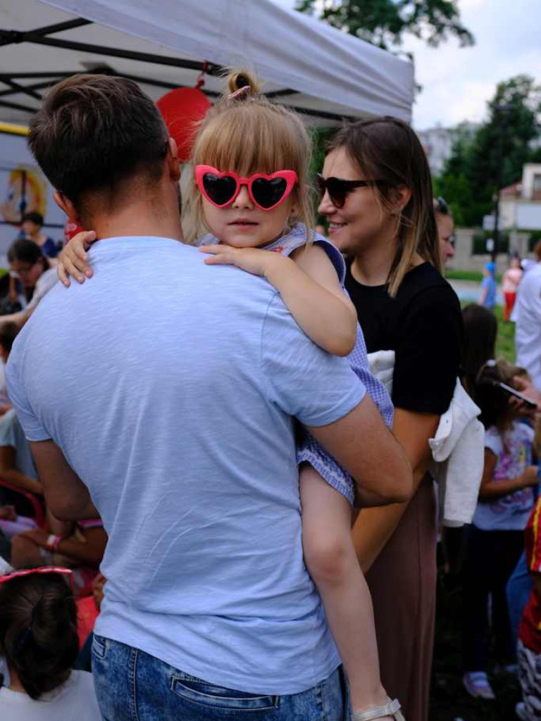 Happy Bus na dziedzińcu Ostrowieckiego Browaru Kultury