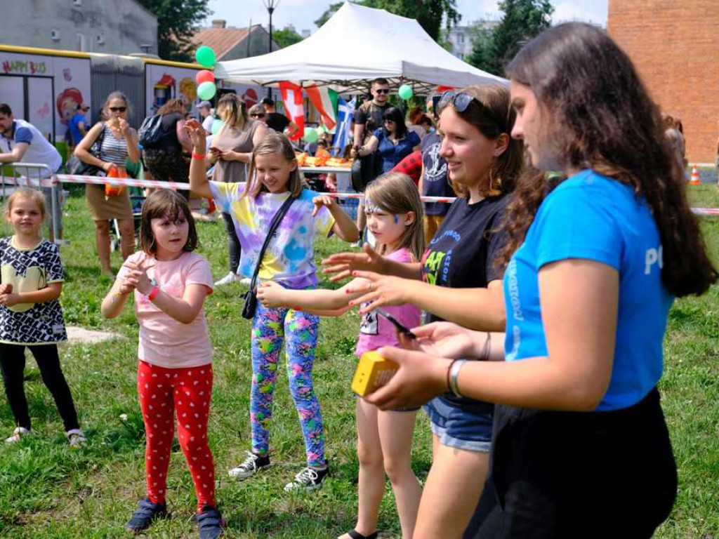 Happy Bus na dziedzińcu Ostrowieckiego Browaru Kultury
