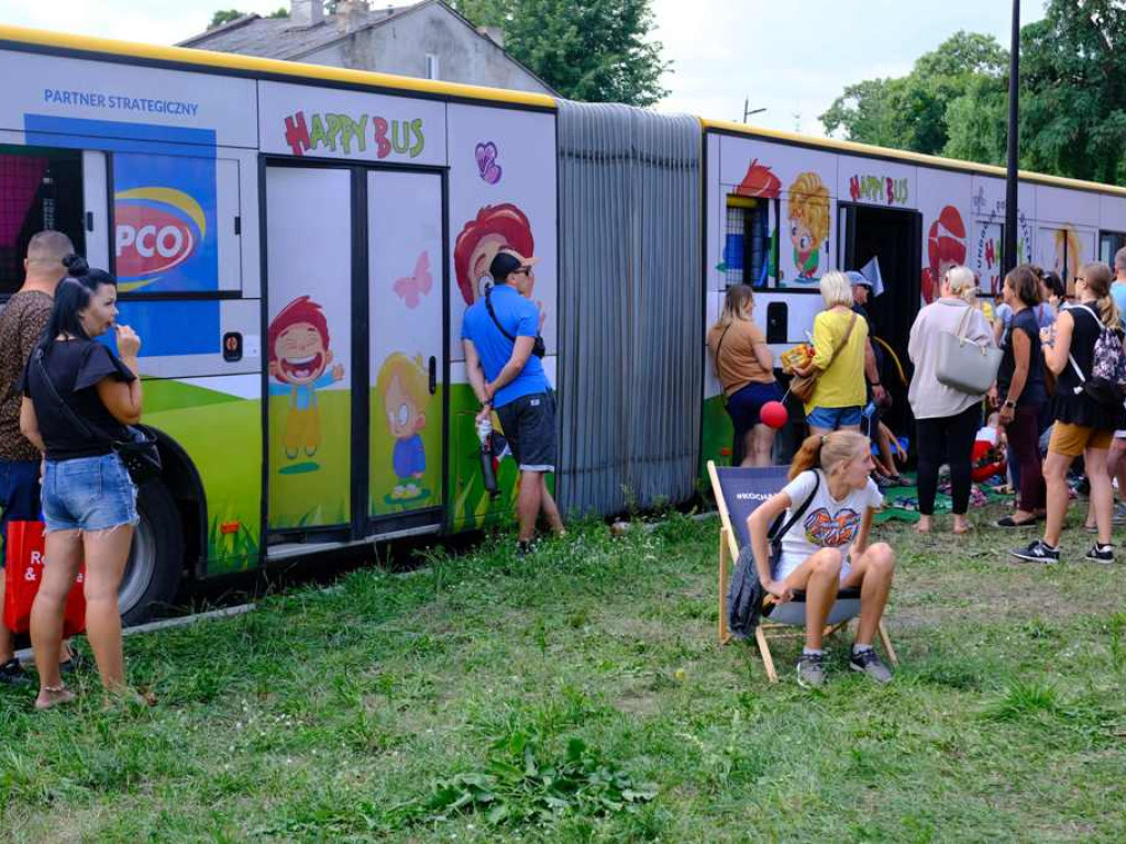 Happy Bus na dziedzińcu Ostrowieckiego Browaru Kultury