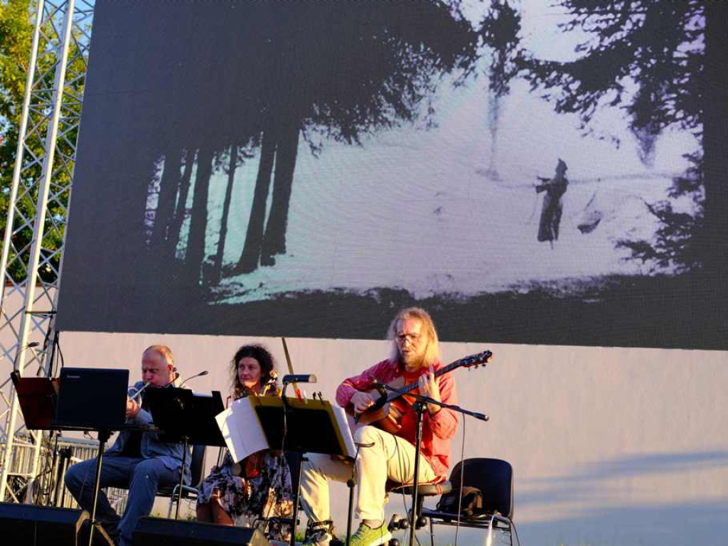 Kino plenerowe. Film niemy 