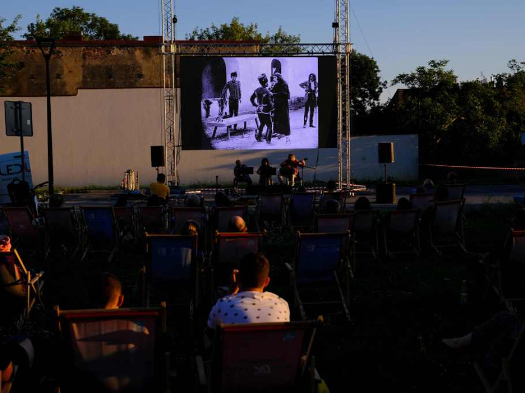 Kino plenerowe. Film niemy 