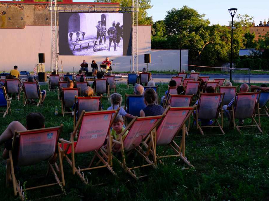 Kino plenerowe. Film niemy 