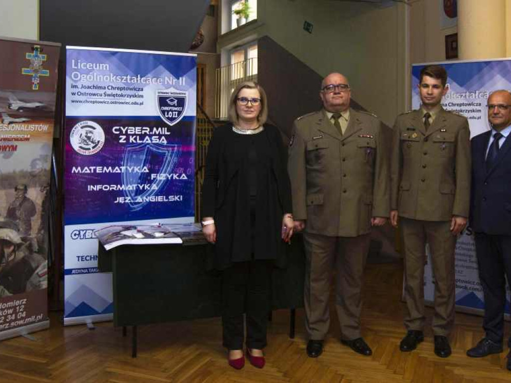 Uroczyste ślubowanie klas pierwszych w Liceum Ogólnokształcącym Nr II (zdjęcia)