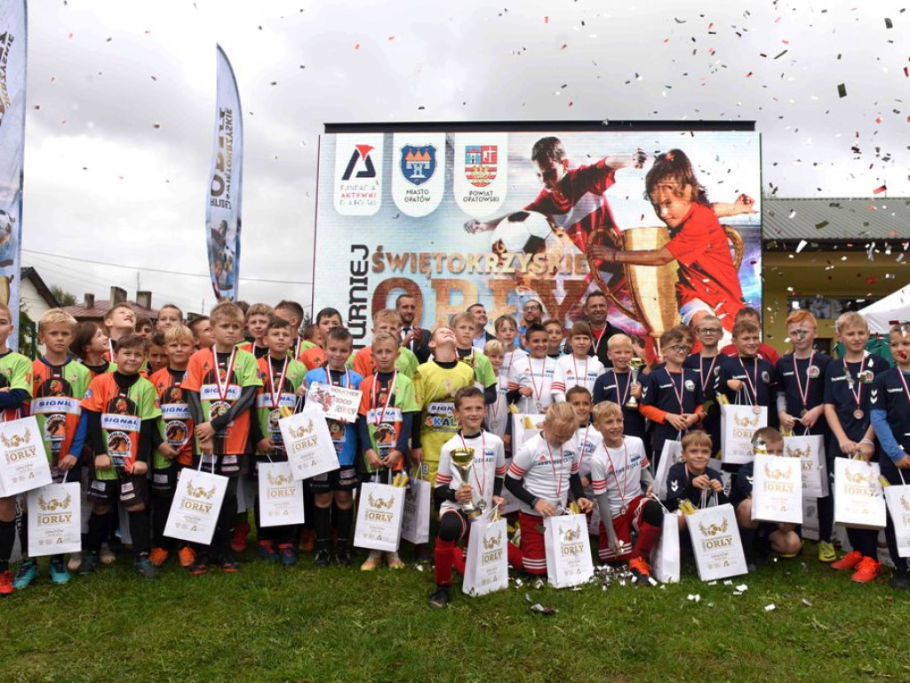 KSZO Galacticos i OKS Opatów w finale ?Świętokrzyskich Orłów ? otwartych mistrzostw piłki nożnej o Puchar Wolnej Polski? (zdjęcia)