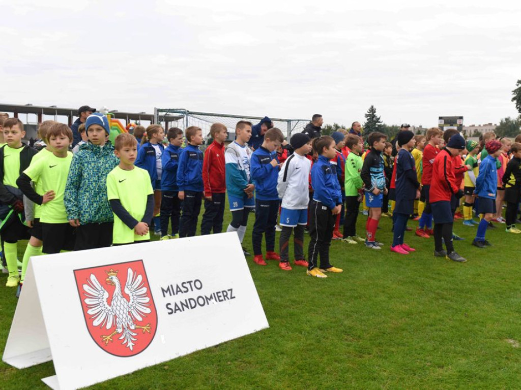 KSZO Galacticos i OKS Opatów w finale ?Świętokrzyskich Orłów ? otwartych mistrzostw piłki nożnej o Puchar Wolnej Polski? (zdjęcia)