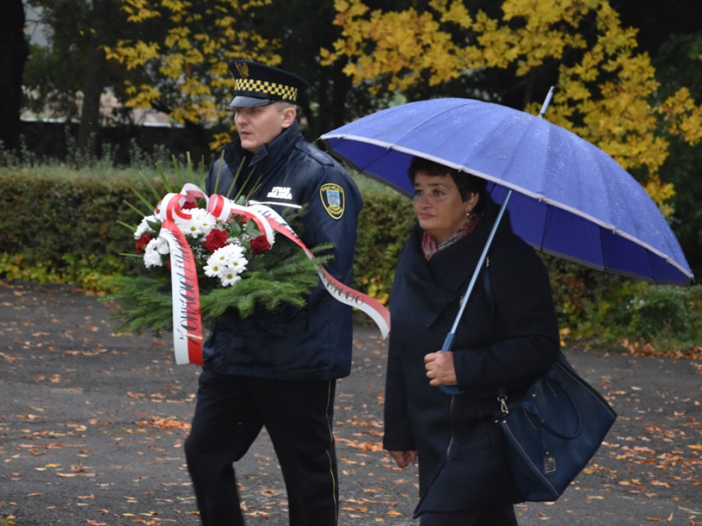 Uroczystości upamiętniające pomordowanych ostrowczan na Rynku w dniu 30 września 1942 roku (zdjęcia, wideo)