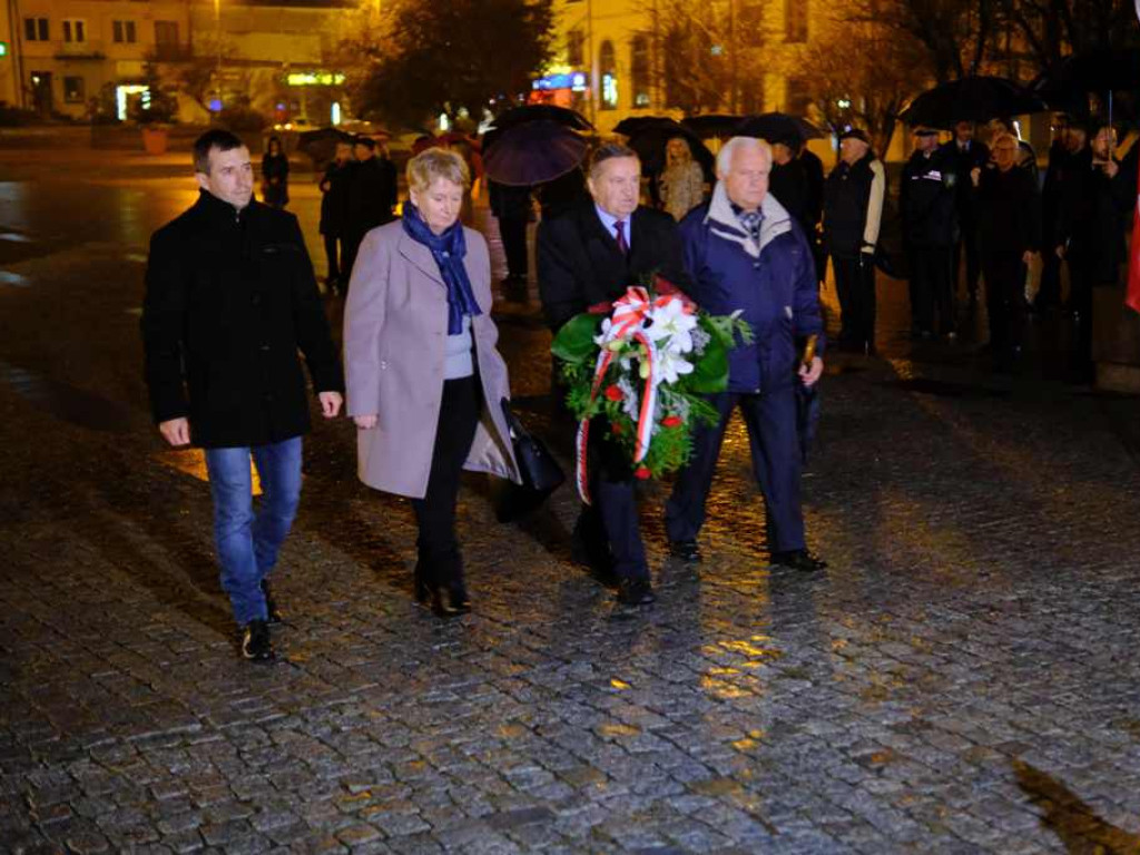 Uroczystości upamiętniające pomordowanych ostrowczan na Rynku w dniu 30 września 1942 roku (zdjęcia, wideo)