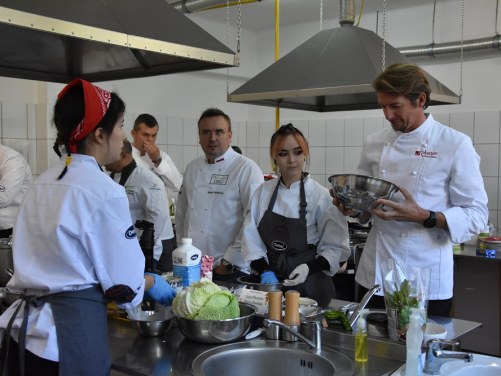 Karol Okrasa i Dzień Gastronoma w ostrowieckim Zespole Szkół nr 1