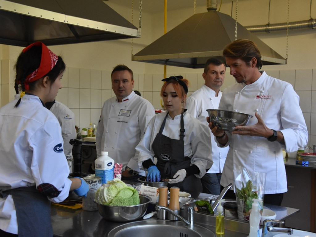 Karol Okrasa i Dzień Gastronoma w ostrowieckim Zespole Szkół nr 1