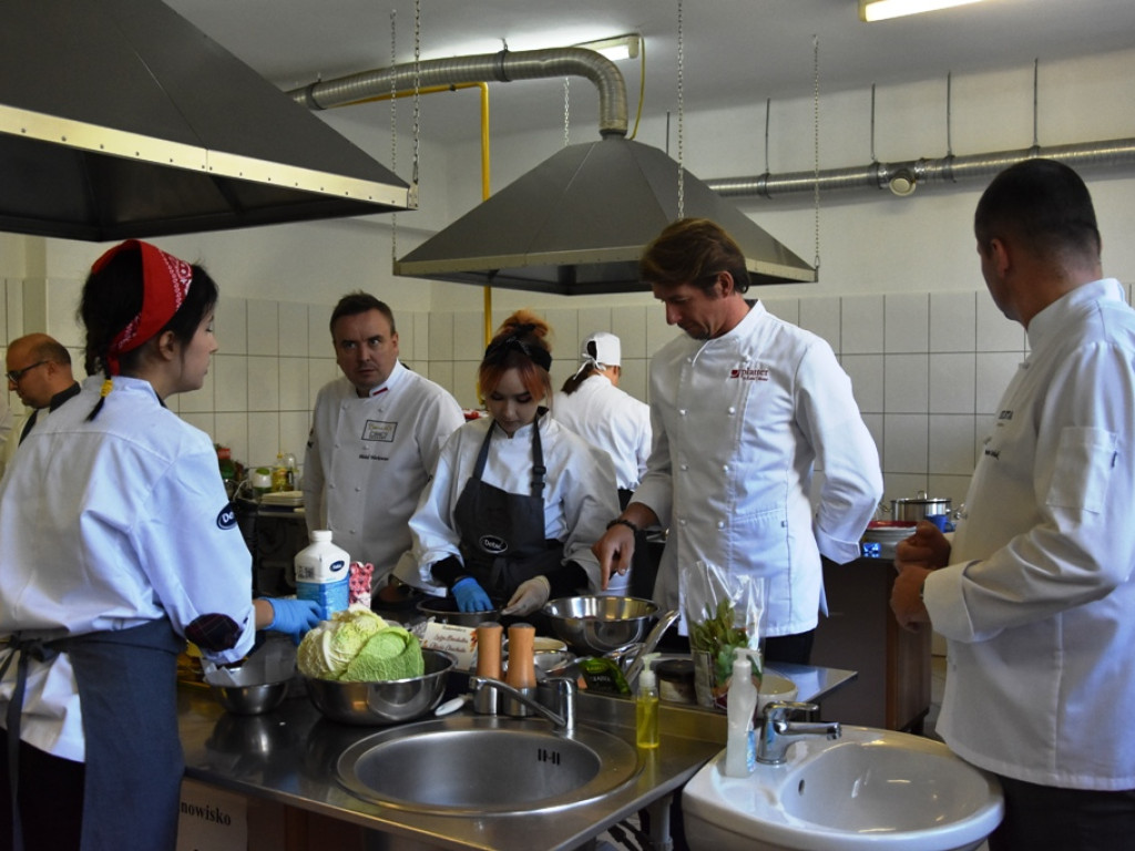 Karol Okrasa i Dzień Gastronoma w ostrowieckim Zespole Szkół nr 1