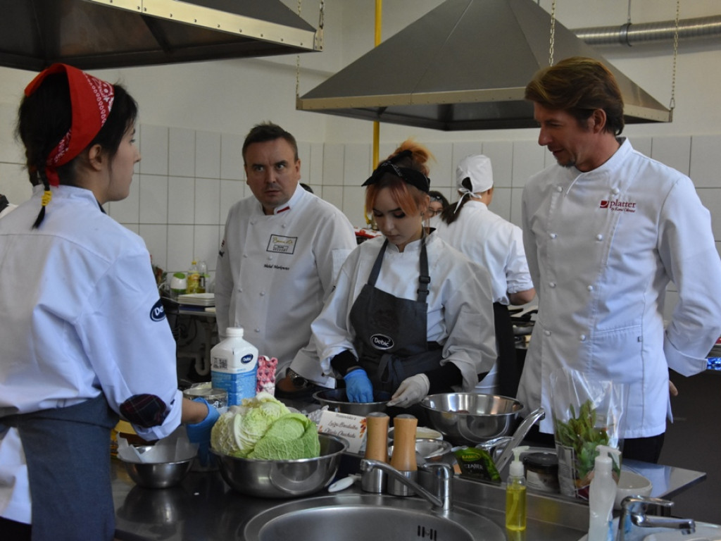 Karol Okrasa i Dzień Gastronoma w ostrowieckim Zespole Szkół nr 1