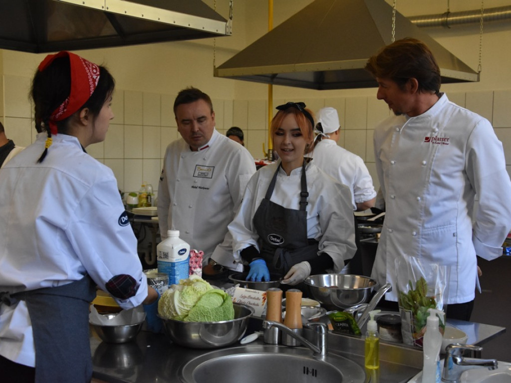 Karol Okrasa i Dzień Gastronoma w ostrowieckim Zespole Szkół nr 1