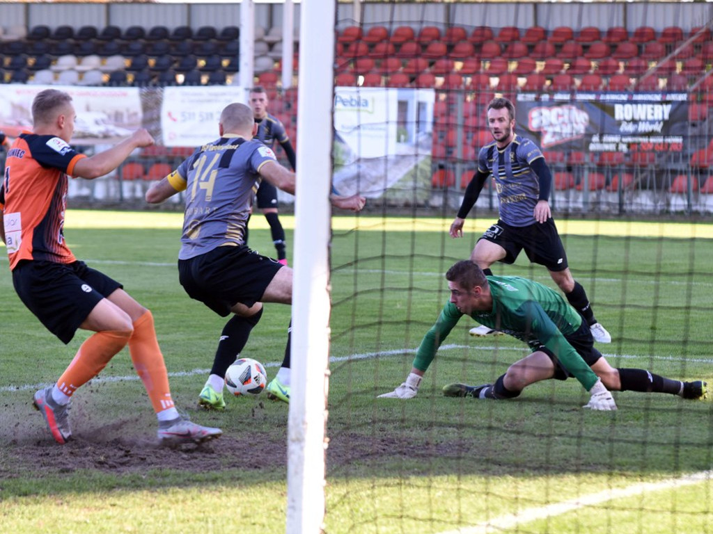 III liga piłkarska. Grupa IV. *KP KSZO 1929 Ostrowiec Świętokrzyski -Korona Rzeszów 1:1