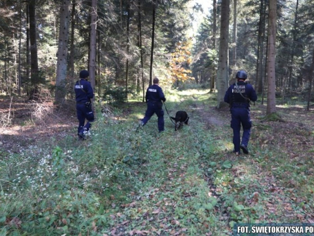 Dwaj mężczyźni napadli na sklep w Iwaniskach. Na wypadek sytuacji kryzysowej (zdjęcia)