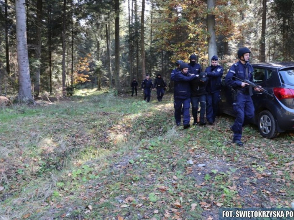 Dwaj mężczyźni napadli na sklep w Iwaniskach. Na wypadek sytuacji kryzysowej (zdjęcia)