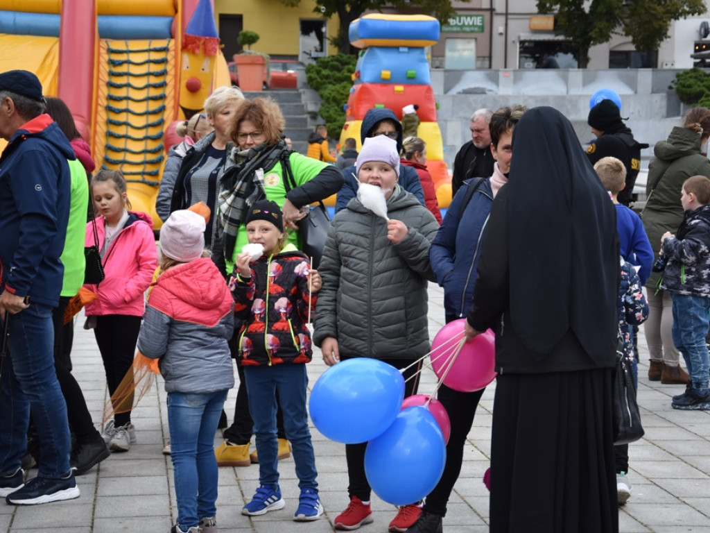 Rodzinnie na ostrowieckim Rynku (zdjęcia)