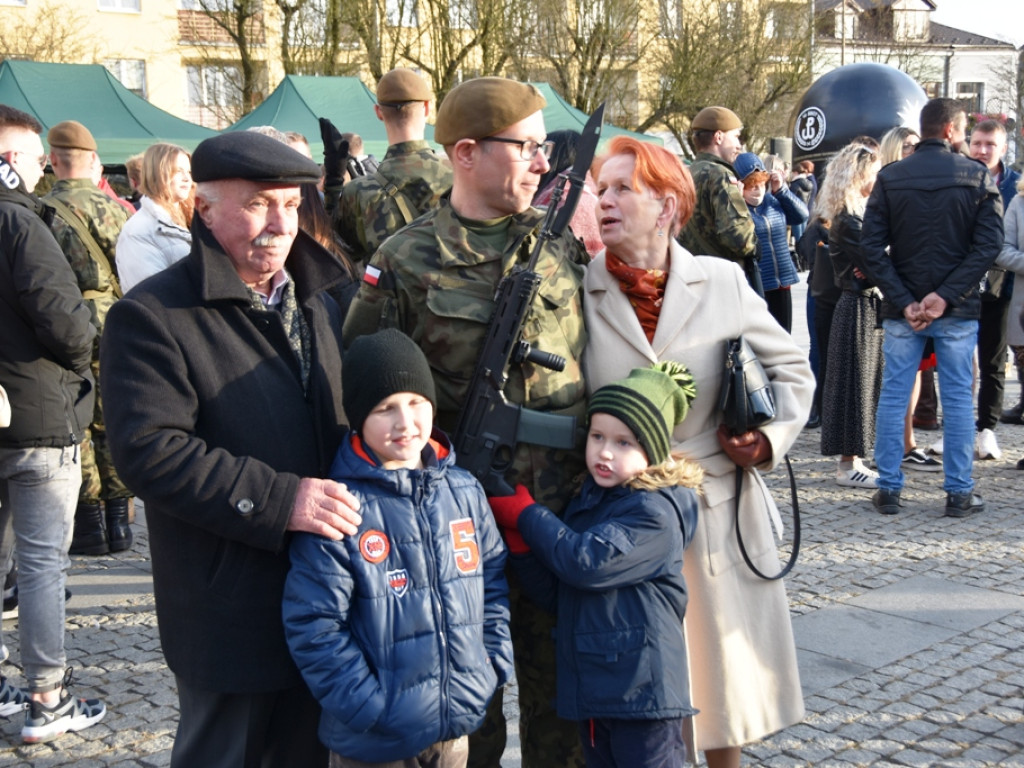 Żołnierze przysięgali na ostrowieckim Rynku (zdjęcia)