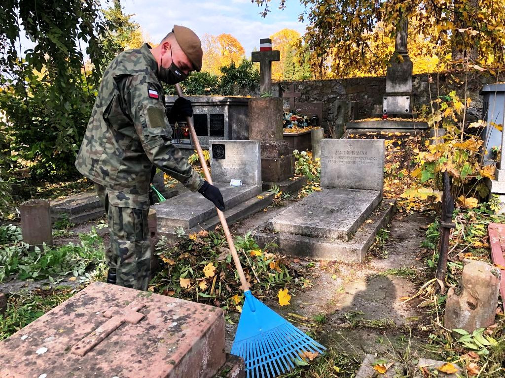Na grobach żołnierzy AK i Westerplatczyków (zdjęcia)