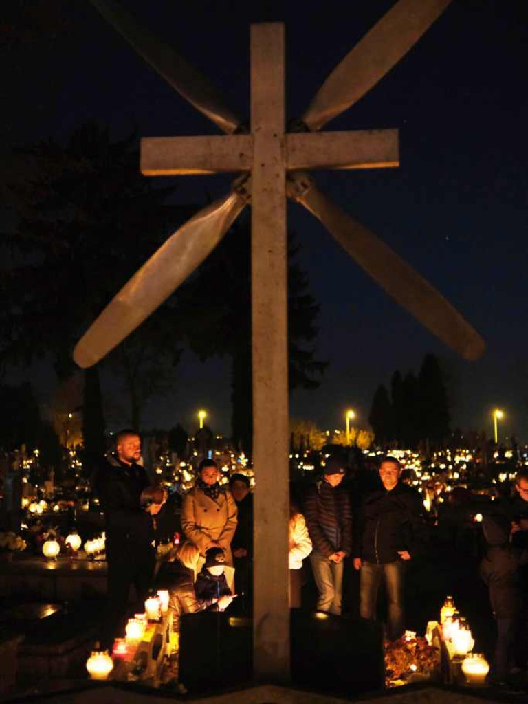 Dzień Wszystkich Świętych. Cmentarz Parafialny przy ulicy Denkowskiej