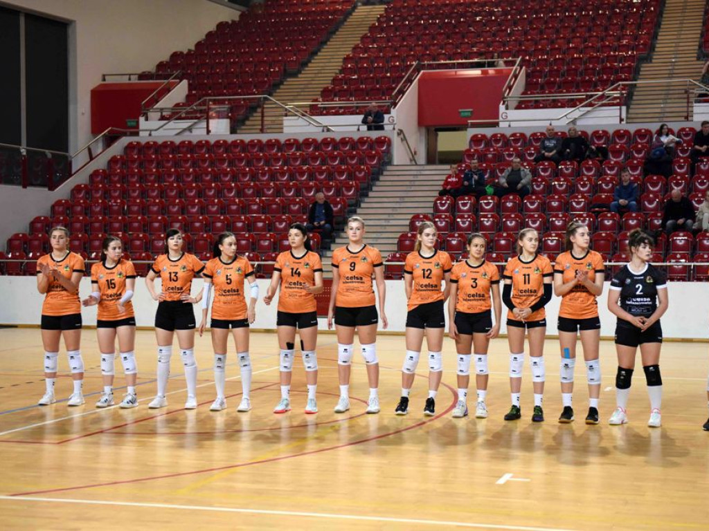 II liga siatkówki kobiet. Grupa IV. *KSZO SMS Ostrowiec Świętokrzyski - SMS II PZPS Szczyrk 1:3