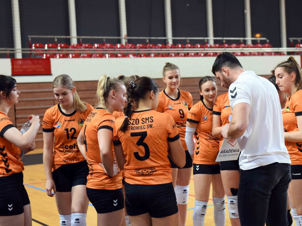 II liga siatkówki kobiet. Grupa IV. *KSZO SMS Ostrowiec Świętokrzyski - SMS II PZPS Szczyrk 1:3