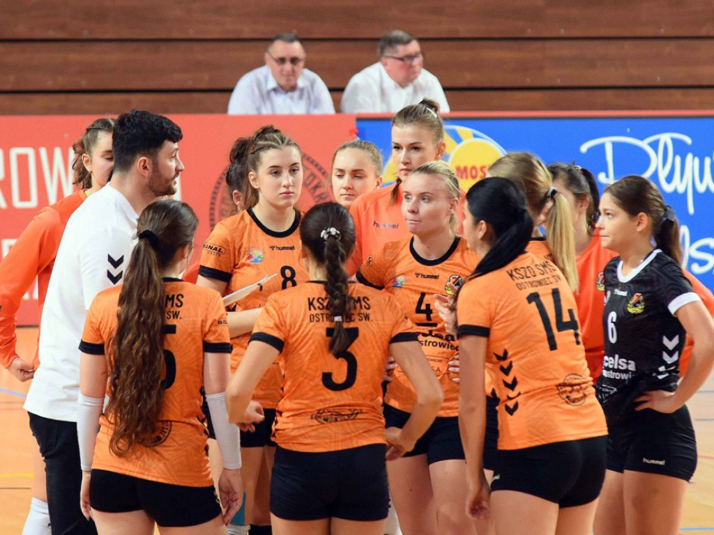 II liga siatkówki kobiet. Grupa IV. *KSZO SMS Ostrowiec Świętokrzyski - SMS II PZPS Szczyrk 1:3