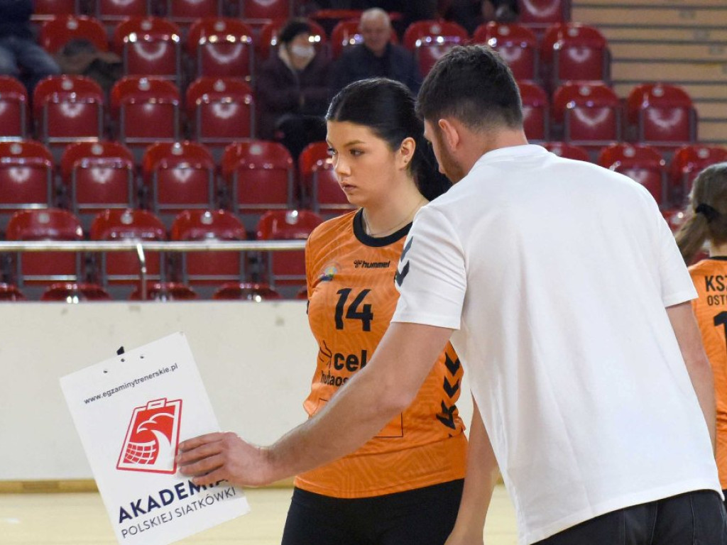 II liga siatkówki kobiet. Grupa IV. *KSZO SMS Ostrowiec Świętokrzyski - SMS II PZPS Szczyrk 1:3